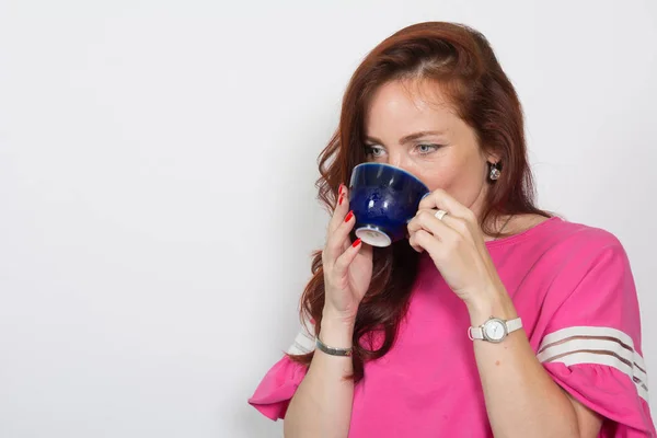 Retrato de una mujer tomando té de café aislado sobre fondo blanco — Foto de Stock