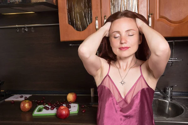 Close-up portret van roodharige peinzende vrouw in keuken interieur — Stockfoto