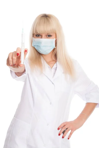 Enfermeira mascarada com seringa na mão . — Fotografia de Stock