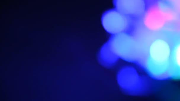 Синий Красный Огни Вращаются Несосредоточенно Праздничные Подсветки Темном Фоне — стоковое видео
