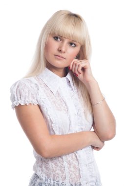 Sarışın genç kadın beyaz bir arka plan üzerinde izole yan bakarken bir fikir düşünme