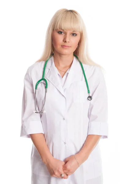 Porträtt av en sjuksköterska i en vit kappa med stetoskop. — Stockfoto