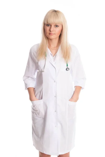 Портрет врача в белом халате со стетоскопом на руке в кармане . — стоковое фото