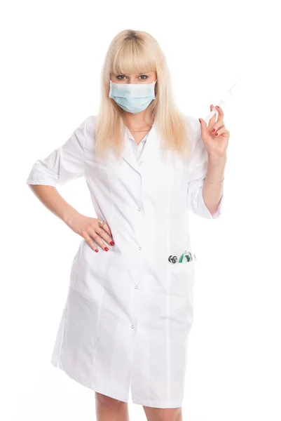 Maskerad sjuksköterska med spruta i handen. — Stockfoto