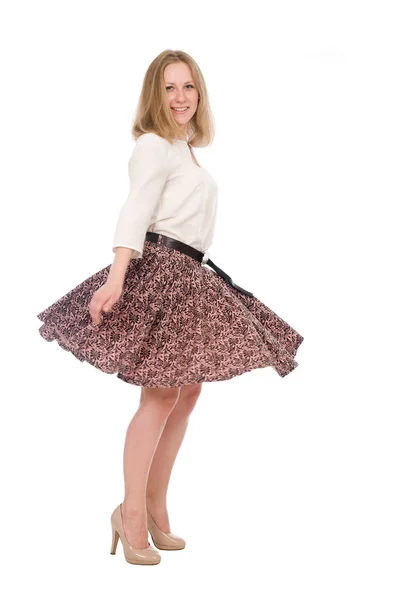 Porträtt av en ung kvinna med en kjol cirkling i full tillväxt isolerad över en vit — Stockfoto