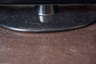 Tahta bir yüzey ve televizyon standında toz. Kirli arkaplan silinecek.