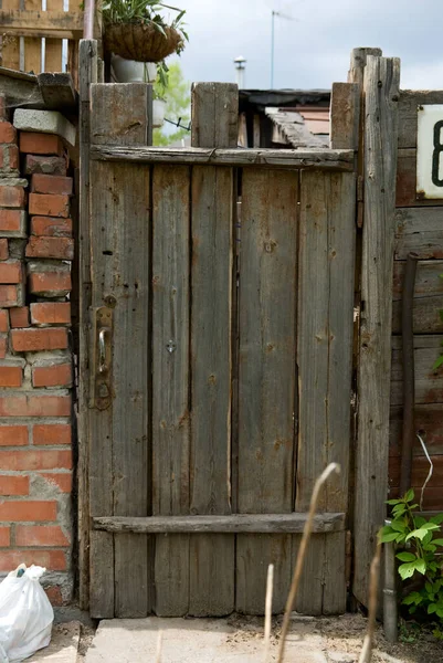 Старая Деревянная Дверь Кирпичная Стена Мешки Мусора Деревенские Трущоб — стоковое фото