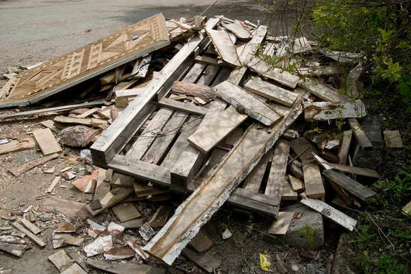 Achtergrond Van Berken Planken Afval Een Oude Deur Opgestapeld Een — Stockfoto