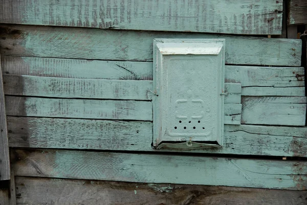 Старый Раскрашенный Почтовый Ящик Деревянной Зеленой Стене — стоковое фото