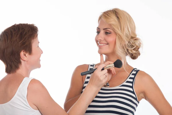 Professionell Makeup Artist Gör Glamorös Makeup Vacker Leende Blond Kvinna — Stockfoto