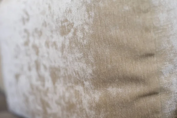 沙发特写用的背景漂亮的米色枕头 — 图库照片
