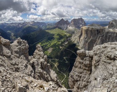 Sass Pordoi Vadisi üzerinden Campitello için İtalyan dolomites görüntülemek