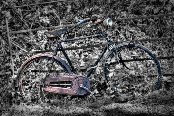 Bicicleta Vieja Abandonada Apoyada Contra Valla Con Efecto Desaturado — Foto de Stock