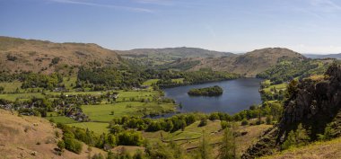 Çimen gölü ve köyün panoramik manzarası ve bahar güneşli bir günde gümüş evdeki Rydal suyu.