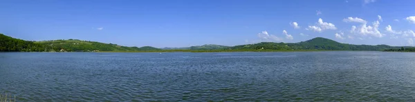 Yaz aylarında dağlarla çevrili bir gölün panoraması (Güney Polonya'daki Roznow Gölü)