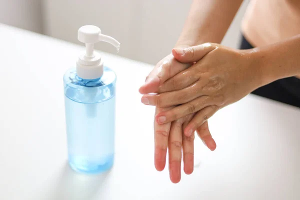 Hand Applying Alcohol Gel Sanitazer Liquid Cleaning Hands Prevent Corona — Stock Photo, Image