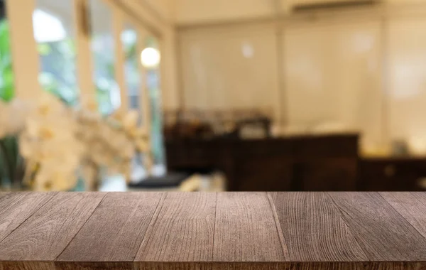 Пустой Тёмный Деревянный Стол Перед Абстрактным Размытым Боке Фоном Ресторана — стоковое фото