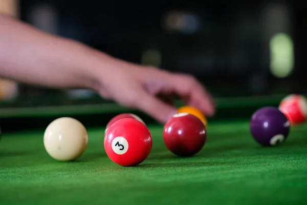 Mão Homem Braço Cue Jogando Jogo Sinuca Preparando Para Atirar — Fotografia de Stock