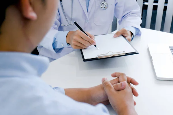 Médico Profesional Uniforme Blanco Bata Entrevista Consultoría Paciente — Foto de Stock