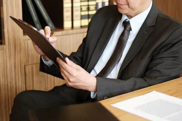 Der Rechtsberater Legt Dem Mandanten Einen Unterschriebenen Vertrag Mit Hammer — Stockfoto