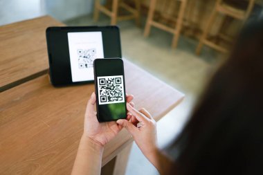 QR kodu ödemesi. Cüzdan. QR kodunu tarayan kadın çevrimiçi alışveriş nakitsiz teknoloji konsepti