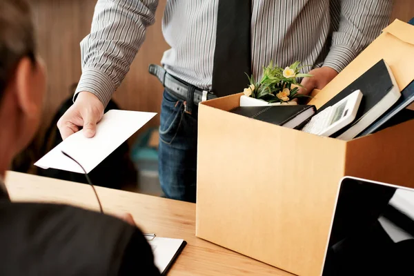 Homem Negócios Enviando Carta Demissão Chefe Segurando Coisas Resign Depress — Fotografia de Stock