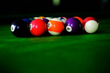 Bilardo topları. Yeşil frizde renkli bilardo topları