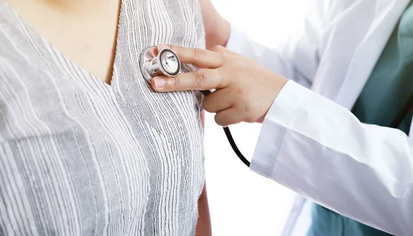 Médico Verifica Corpo Por Estetoscópio Conceito Médico Saúde — Fotografia de Stock