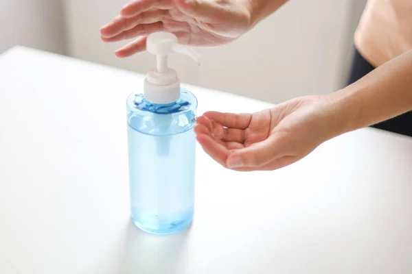 Εφαρμογή Χεριών Alcohol Gel Sanitazer Υγρά Χέρια Καθαρισμού Για Την — Φωτογραφία Αρχείου