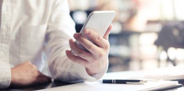 İş adamı elini tutar, akıllı telefonu tutar. teknoloji kavramı.