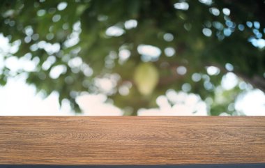 Restoranın soyut bulanık arka planının önündeki boş, siyah ahşap masa. Ürünlerinizi görüntülemek ya da montajlamak için kullanılabilir. 