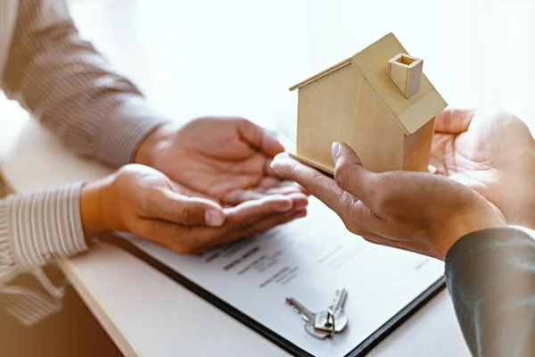 Gente Negocios Firmando Contrato Haciendo Trato Con Agente Bienes Raíces — Foto de Stock