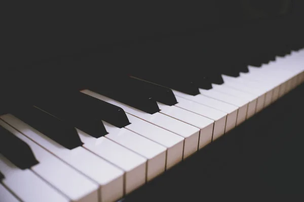 Seçici Odaklı Piyano Klavyesi Arkaplanı — Stok fotoğraf