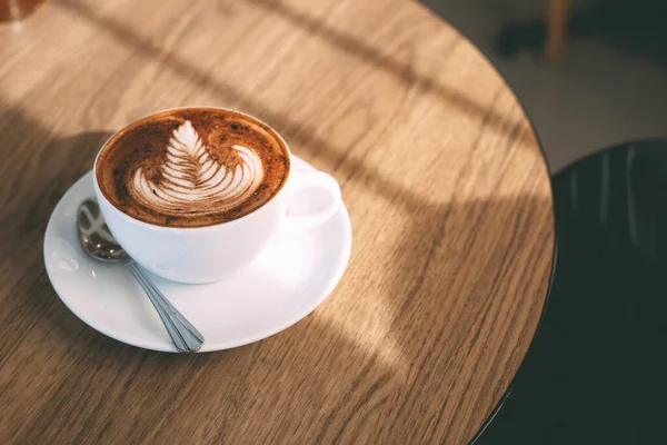 Kawa Latte Sztuka Drewnianym Stole — Zdjęcie stockowe