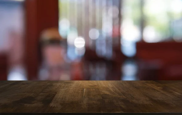 Κενό Σκούρο Ξύλινο Τραπέζι Μπροστά Από Αφηρημένη Θολή Bokeh Φόντο — Φωτογραφία Αρχείου