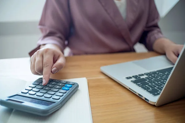 Mujeres Negocios Revisando Facturas Grava Saldo Cuenta Bancaria Calcula Los — Foto de Stock