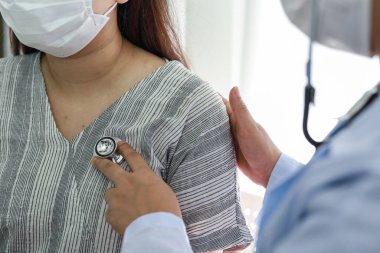 Doktor steteskopla cesedi kontrol et. Sağlık ve Tıp Konsepti