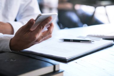 İş adamı elini tutar, akıllı telefonu tutar. teknoloji kavramı.