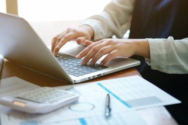 İş Adamları Buluşması Tasarım Fikirleri Uzman Yatırımcısı yeni bir başlangıç projesi üzerinde çalışıyor. Kavram. iş planlama ofisinde.