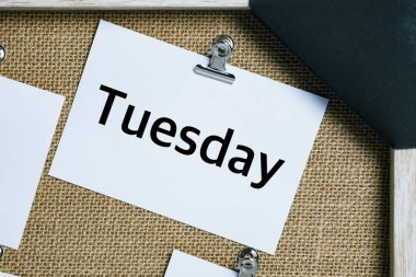 Bcakgruund için Salı günüyle ilgili notlar