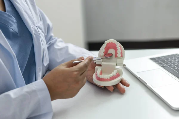 Dentista Che Esamina Trattamento Medico Dei Denti Paziente Presso Una — Foto Stock
