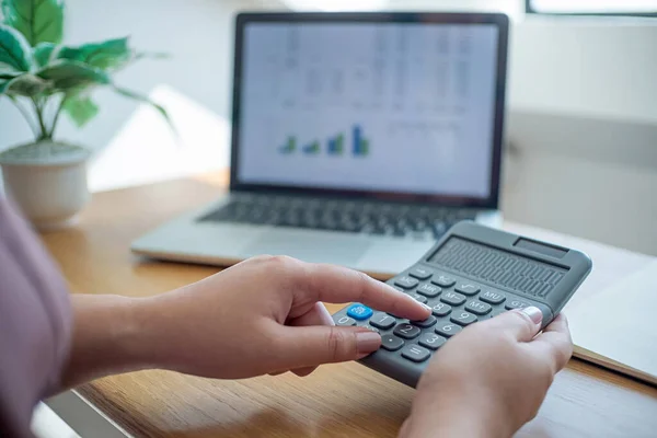 Zakelijke Vrouwen Controleren Rekeningen Belastingen Bankrekening Saldo Berekening Van Jaarlijkse — Stockfoto