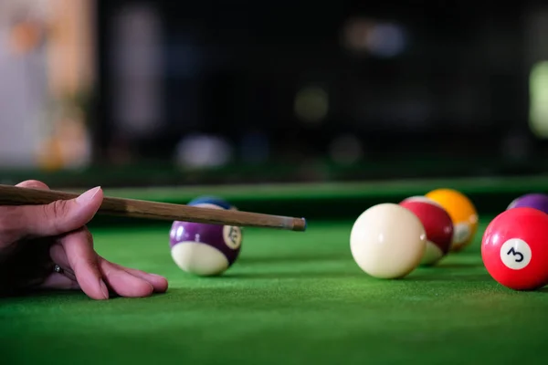 Mão Homem Braço Cue Jogando Jogo Sinuca Preparando Para Atirar — Fotografia de Stock