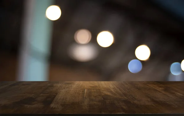 Tabel Kayu Top Interior Ruang Latar Belakang Blur Dengan Ruang Stok Foto C Peandben 382831228