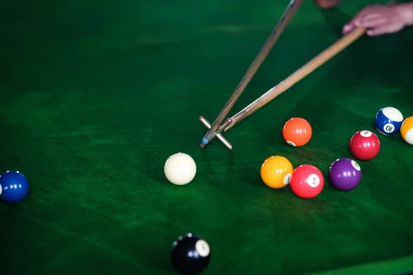 Main Homme Bras Jouant Billard Préparant Tirer Des Balles Billard — Photo