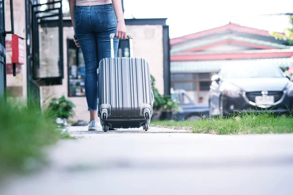 Wanita Musafir Yang Membawa Barang Barang Wisatawan Berjalan Dengan Suitcase — Stok Foto