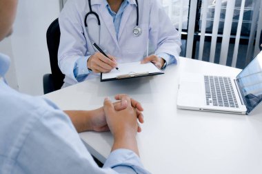 Beyaz üniformalı, önlüklü profesyonel tıp doktoru hasta danışmanı.