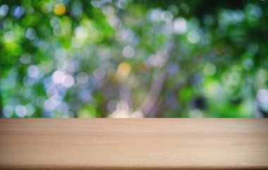 Restoranın soyut bulanık arka planının önündeki boş, siyah ahşap masa. Ürünlerinizi görüntülemek ya da montajlamak için kullanılabilir. 