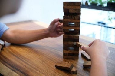 Katlanmış yapboz üzerinde ağaç oyunu oynayan arkadaş grubu