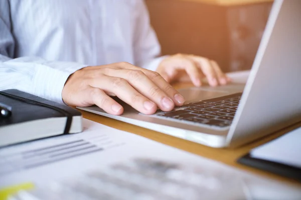 Hombre Trabajando Mediante Uso Ordenador Portátil Mesa Madera Manos Escribiendo — Foto de Stock